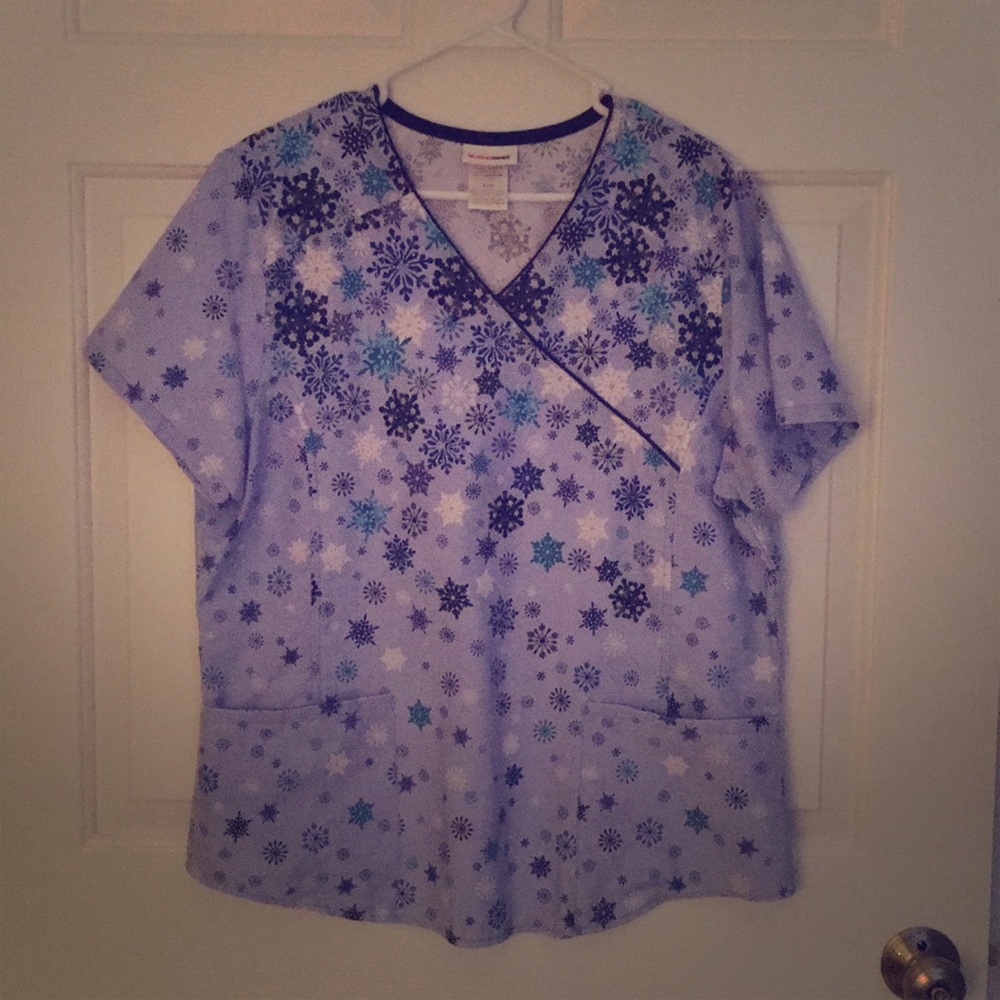 Snowflake Scrub Top Sz L